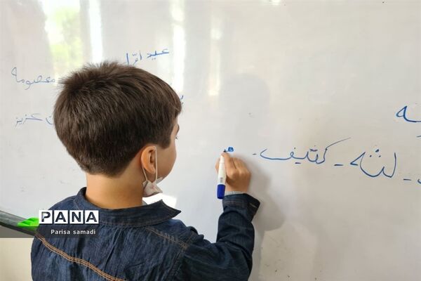 شور و نشاط دانش‌آموزان در دبستان فرهنگ پسران منطقه ۱۳