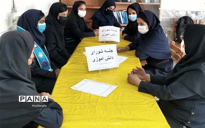 همکاری و همفکری اعضای شورای دانش‌آموزی دبیرستان عترت نیشابور در رعایت پروتکل‌های بهداشتی