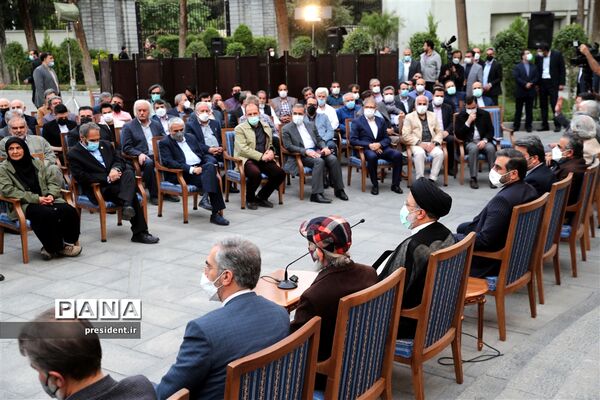 دیدار جمعی از هنرمندان و پیشکسوتان عرصه‌های مختلف هنری با رئیس جمهوری