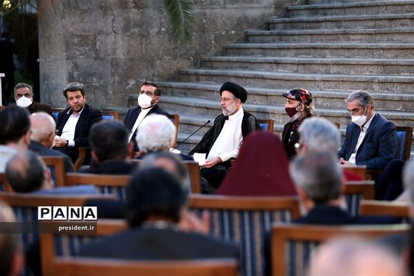 دیدار جمعی از هنرمندان و پیشکسوتان عرصه‌های مختلف هنری با رئیس جمهوری