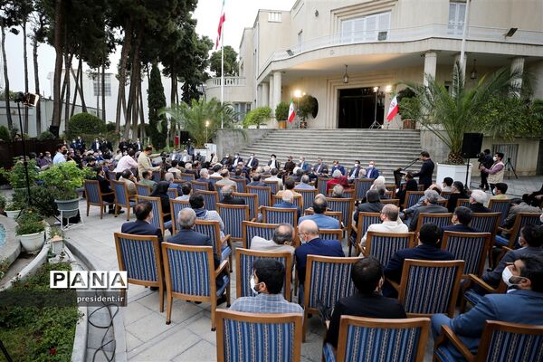 دیدار جمعی از هنرمندان و پیشکسوتان عرصه‌های مختلف هنری با رئیس جمهوری