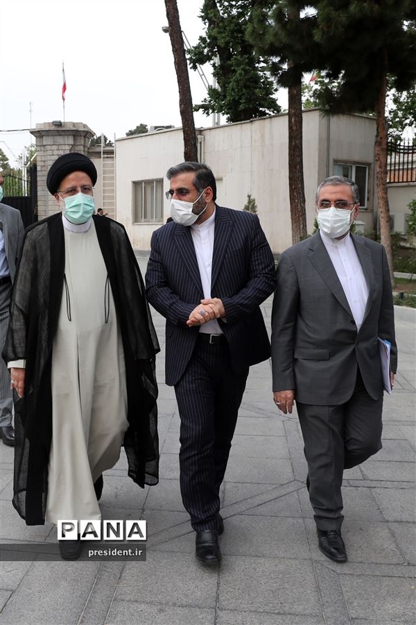 دیدار جمعی از هنرمندان و پیشکسوتان عرصه‌های مختلف هنری با رئیس جمهوری