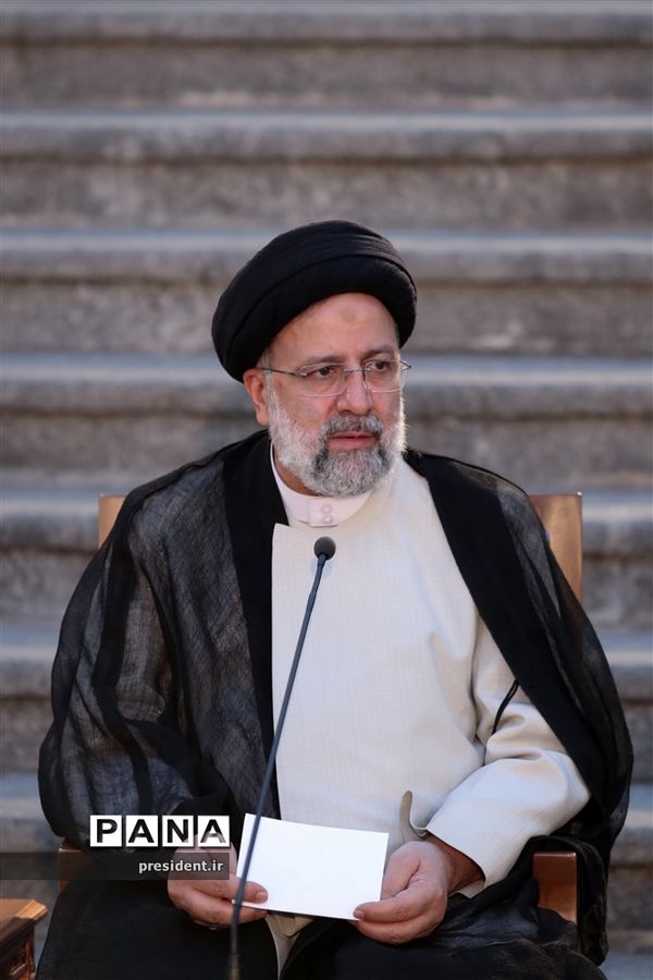 دیدار جمعی از هنرمندان و پیشکسوتان عرصه‌های مختلف هنری با رئیس جمهوری