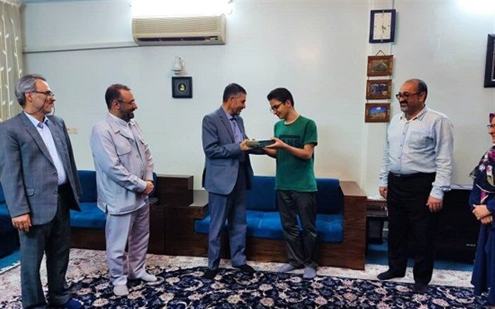تجلیل مدیرکل آموزش و پرورش قم از عضو تیم ملی المپیاد جغرافیا