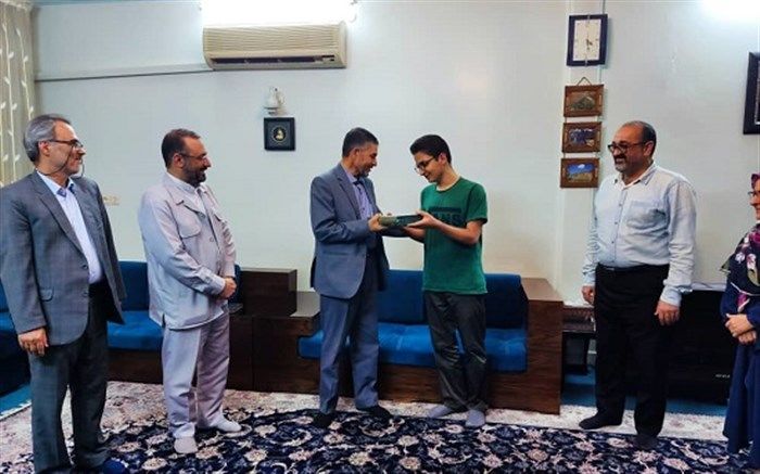 تجلیل مدیرکل آموزش و پرورش قم از عضو تیم ملی المپیاد جغرافیا