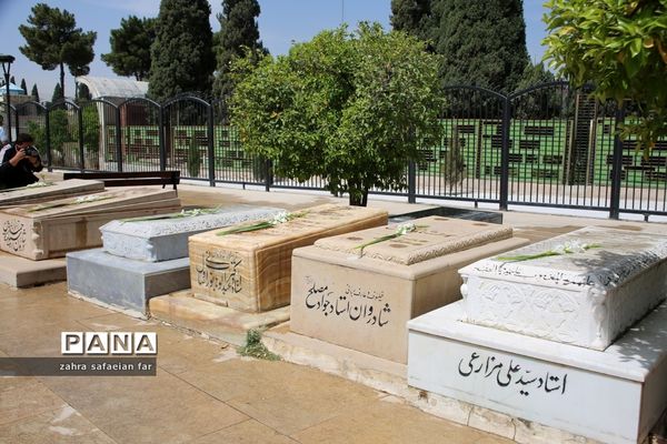 آیین عطرافشانی آرامگاه حافظ و قبور مشاهیر ادبی استان فارس