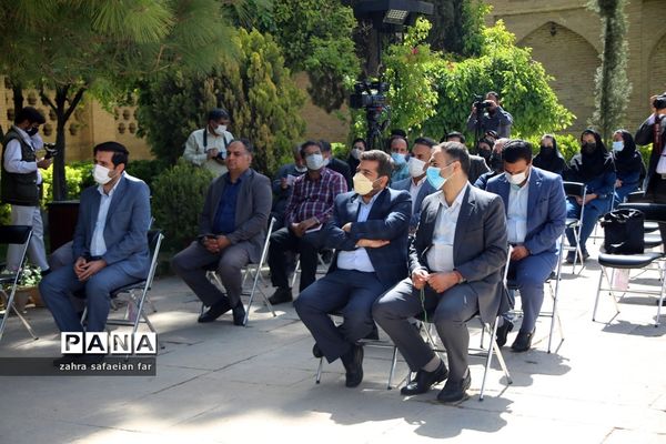 آیین عطرافشانی آرامگاه حافظ و قبور مشاهیر ادبی استان فارس