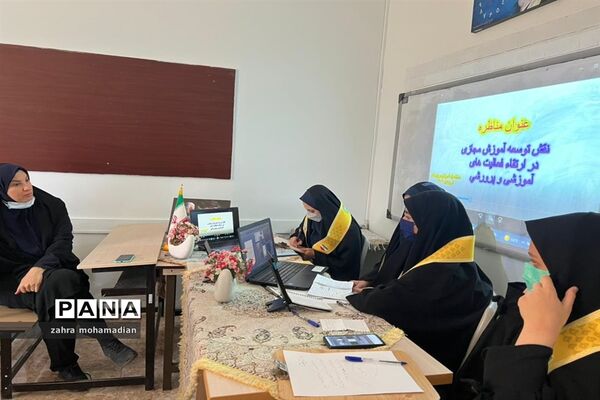 مناظره دانش‌آموزان پیشتاز مناطق یک و شش با موضوع نقش آموزش مجازی در فعالیت‌های آموزشی و پرورشی
