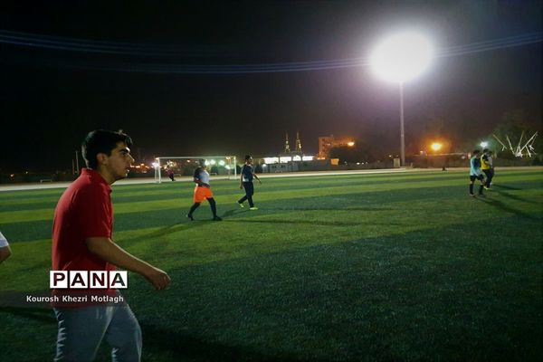 زنگ ورزش دانش‌آموزان دبیرستان شهید دستغیب کازرون  بعد از افطار در زمین چمن