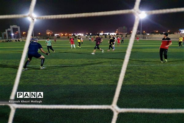 زنگ ورزش دانش‌آموزان دبیرستان شهید دستغیب کازرون  بعد از افطار در زمین چمن