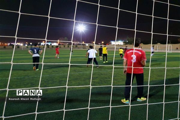 زنگ ورزش دانش‌آموزان دبیرستان شهید دستغیب کازرون  بعد از افطار در زمین چمن