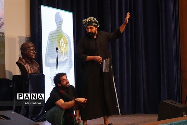 برگزاری آیین هنر انقلاب