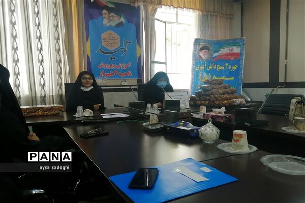 تجلیل از فرمانده واحدهای پیشگام بسیج دانش‌آموزی ناحیه سه شیراز