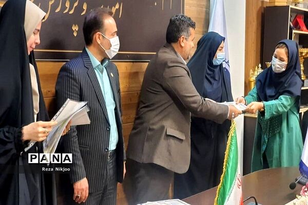 مراسم تقدیر از فرهنگیان برتر کشوری شاغل در ناحیه یک بهارستان