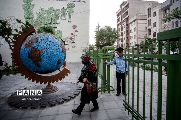بازدید رسانه‌ای از پارک‌های مادر و کودک و مراسم افطار شهردار تهران با پاکبانان