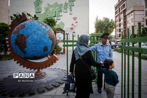 بازدید رسانه‌ای از پارک‌های مادر و کودک و مراسم افطار شهردار تهران با پاکبانان