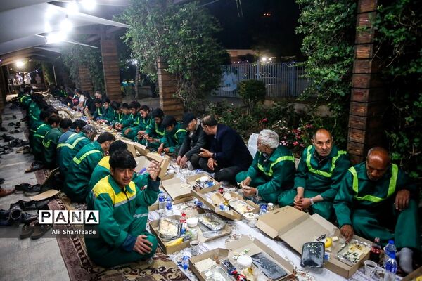 بازدید رسانه‌ای از پارک‌های مادر و کودک و مراسم افطار شهردار تهران با پاکبانان