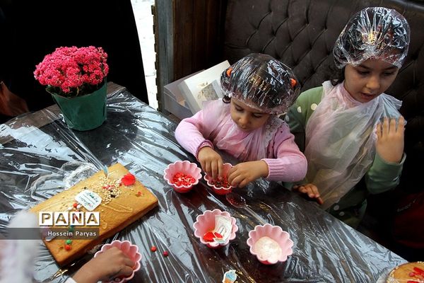 سومین جشنواره «کیک پزون نذری» در بوستان آب و آتش