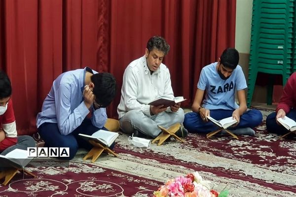 محفل انس با قرآن در دبیرستان شباهنگ ناحیه 2