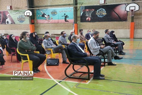 مراسم توزیع اقلام ورزشی به مدارس کم‌برخوردار در آموزش و پرورش منطقه 8