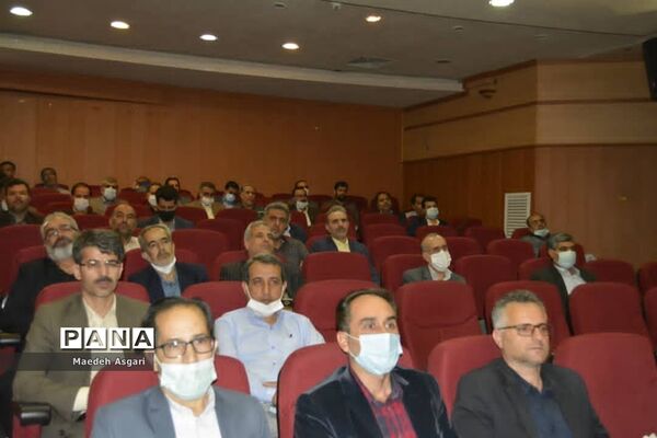 نشست هم‌اندیشی مدیران مدارس ناحیه یک قم
