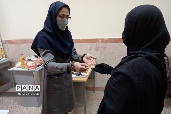 توزیع بسته‌های حمایتی به خانواده‌های نیازمند در هنرستان مبتکران رودهن