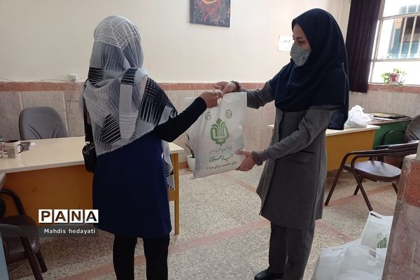 توزیع بسته‌های حمایتی به خانواده‌های نیازمند در هنرستان مبتکران رودهن