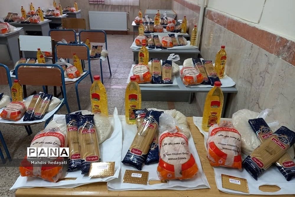 توزیع بسته‌های حمایتی به خانواده‌های نیازمند در هنرستان مبتکران رودهن