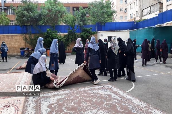 برگزاری ضیافت افطاری، در دبیرستان شاهد امام حسین (ع) منطقه ۱۴