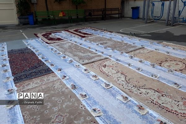 برگزاری ضیافت افطاری، در دبیرستان شاهد امام حسین (ع) منطقه ۱۴