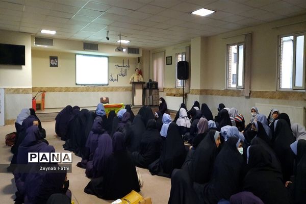 برگزاری ضیافت افطاری، در دبیرستان شاهد امام حسین (ع) منطقه ۱۴