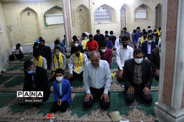دیدار مدیرکل آموزش و پرورش فارس با جمعی از دانش‌آموزان پیشتاز