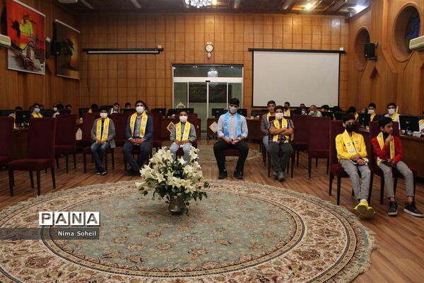 دیدار مدیرکل آموزش و پرورش فارس با جمعی از دانش‌آموزان پیشتاز
