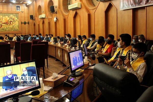 دیدار مدیرکل آموزش و پرورش فارس با جمعی از دانش‌آموزان پیشتاز