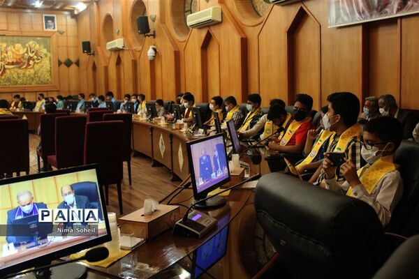 دیدار مدیرکل آموزش و پرورش فارس با جمعی از دانش‌آموزان پیشتاز