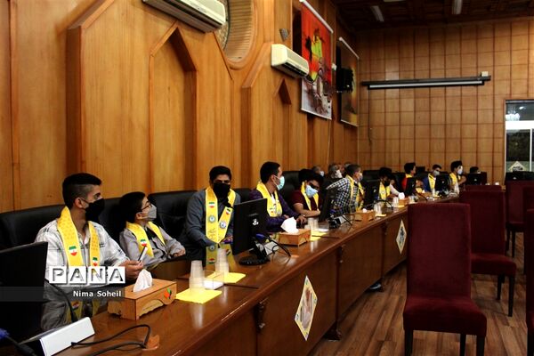 دیدار مدیرکل آموزش و پرورش فارس با جمعی از دانش‌آموزان پیشتاز