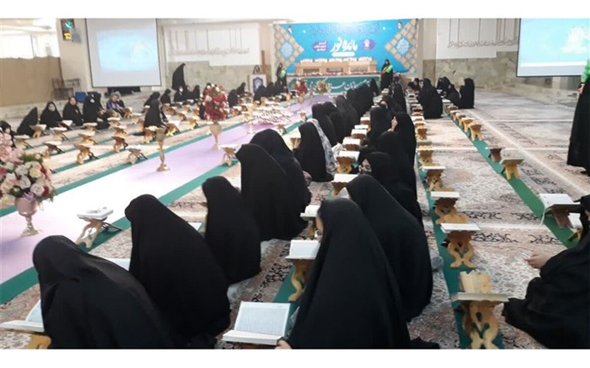 حضور دانش‌آموزان دبیرستان های خدابخشی و گیوه چیان قم در آیین ترتیل خوانی حرم حضرت معصومه(س)