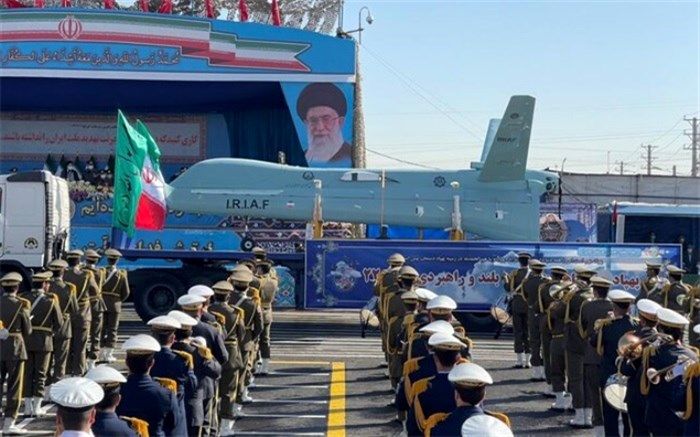 نمایش عمومی پهپاد کمان ٢٢ در مراسم روز ارتش