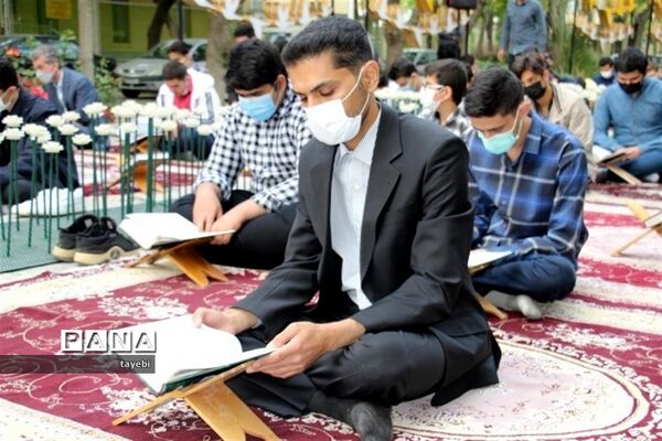 برگزاری مراسم معنوی محفل انس با قرآن دانش‌آموزی در اصفهان