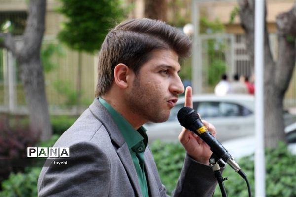 برگزاری مراسم معنوی محفل انس با قرآن دانش‌آموزی در اصفهان