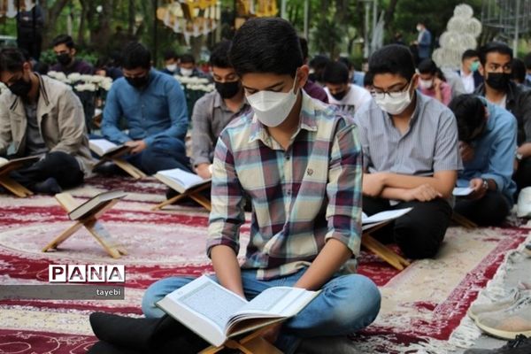 برگزاری مراسم معنوی محفل انس با قرآن دانش‌آموزی در اصفهان