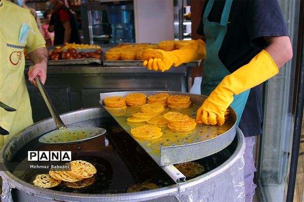 پخت زولبیا و بامیه در ایام ماه رمضان