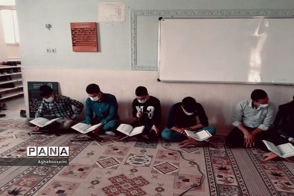 برپایی سفره افطار در موکب‌های افطاری و محفل انس با قرآن مدارس ناحیه 4 شیراز