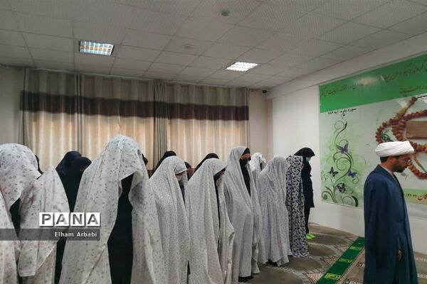 برگزاری نماز جماعت در دبیرستان دخترانه فرزانگان ۲ زاهدان