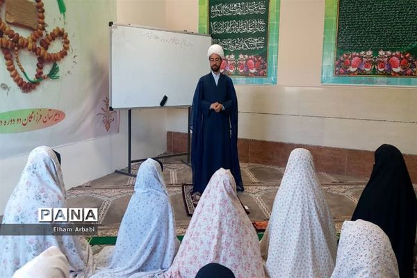 برگزاری نماز جماعت در دبیرستان دخترانه فرزانگان ۲ زاهدان