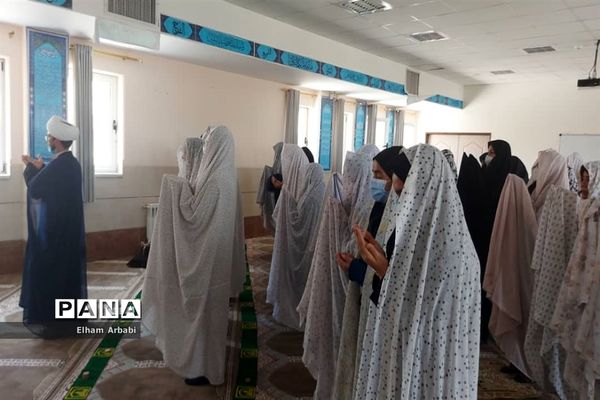 برگزاری نماز جماعت در دبیرستان دخترانه فرزانگان ۲ زاهدان