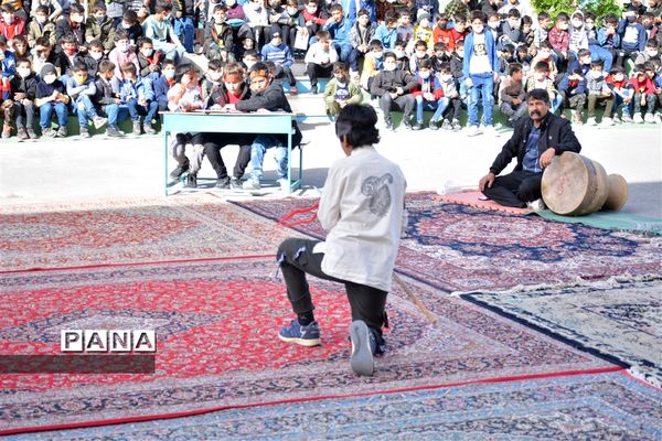 شاهنامه‌خوانی خیابانی دانش‌آموزان دبستان سلمان چرمهین