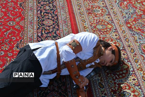 شاهنامه‌خوانی خیابانی دانش‌آموزان دبستان سلمان چرمهین