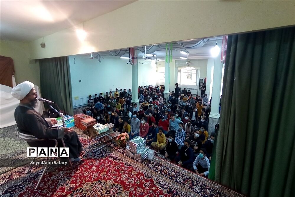 جشن تکلیف دانش‌آموزان دبیرستان پسرانه شاهد امام صادق (ع)کاشمر