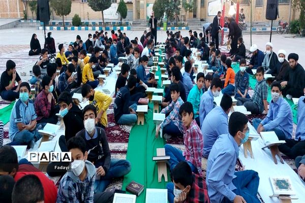مراسم محفل انس با قرآن دانش‌‌آموزان پسر مدارس متوسطه اول اردستان